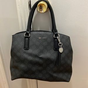 Nine West black leather purse in great condition